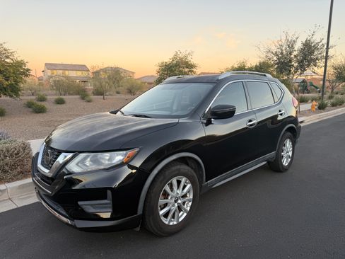 Used 2018 Nissan Rogue SV image 1
