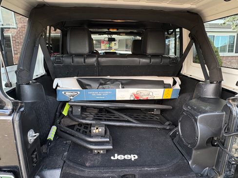 Used 2014 Jeep Wrangler Unlimited Rubicon w/ Connectivity Group image 10