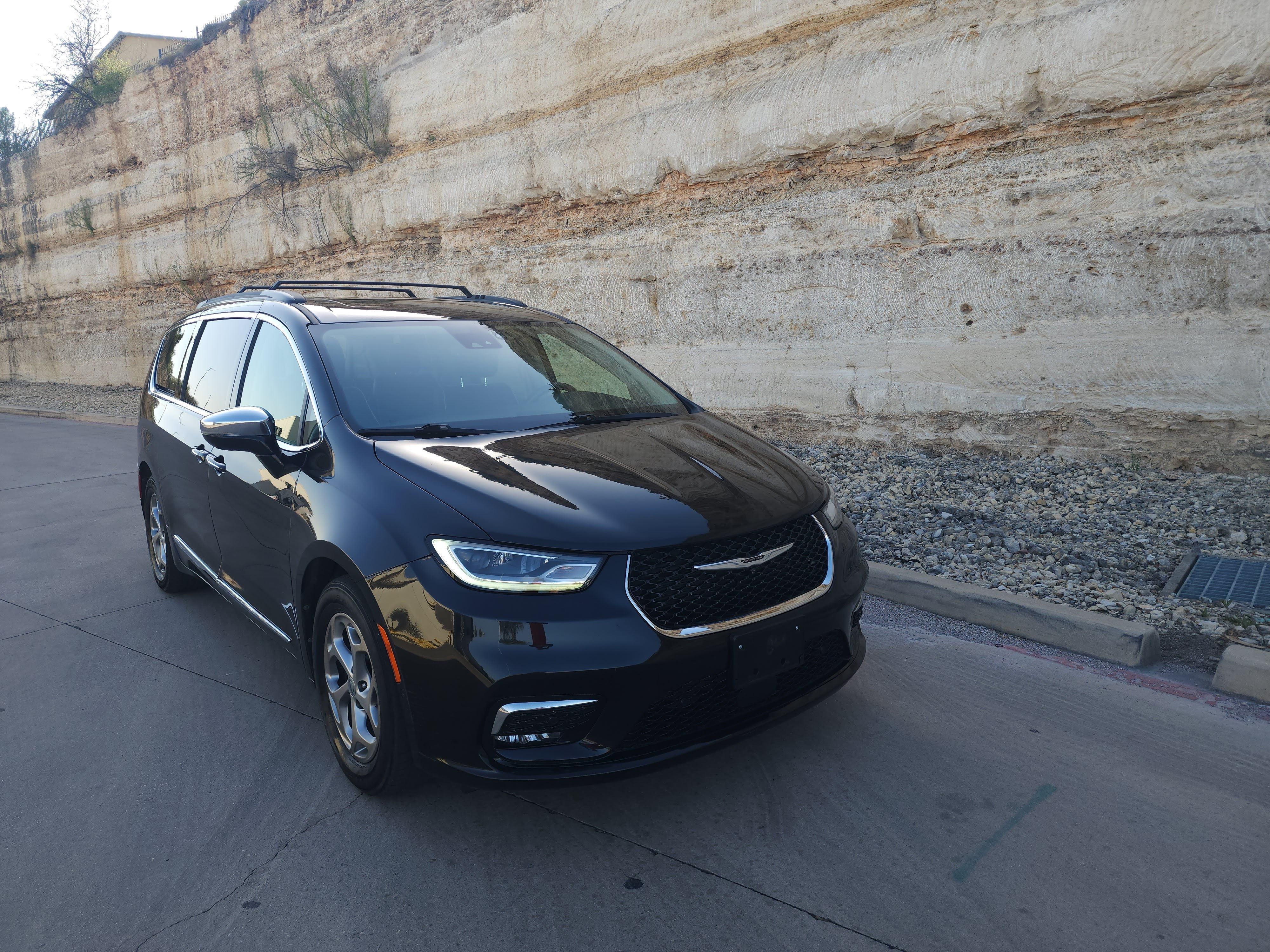 Used 2022 Chrysler Pacifica Limited FWD image 9
