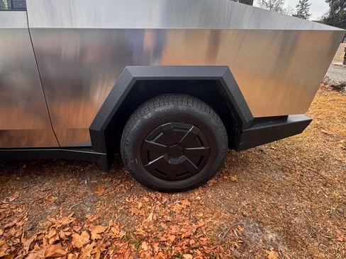 Used 2024 Tesla Cybertruck AWD Crew Cab image 8