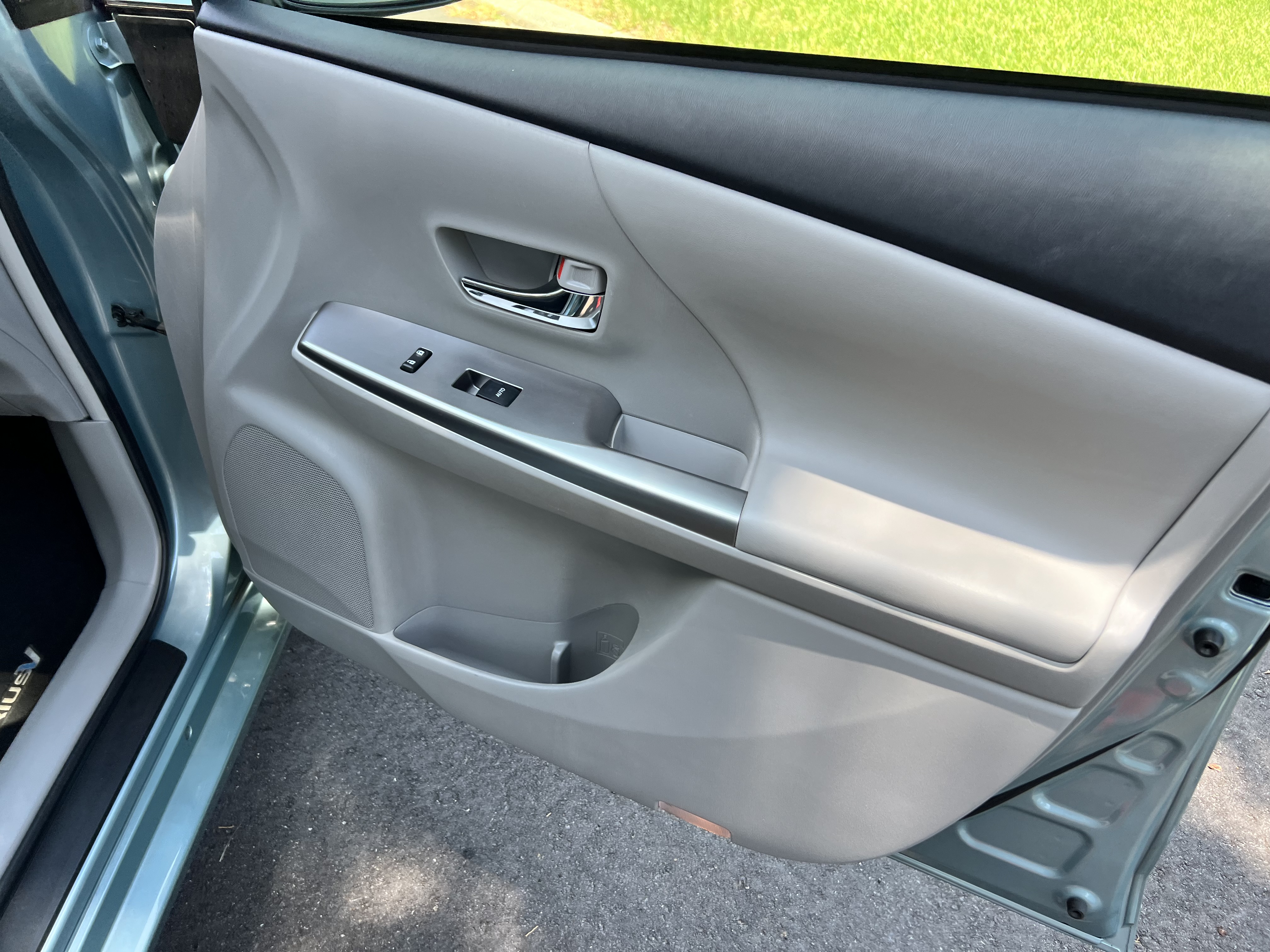Used 2015 Toyota Prius V Four FWD image 19