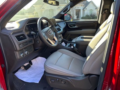 Used 2024 GMC Yukon SLT w/ SLT Luxury Package image 5