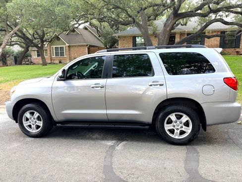 Used 2017 Toyota Sequoia SR5 w/ Premium Package RWD image 1