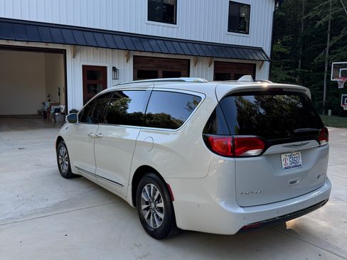 Used 2020 Chrysler Pacifica Limited w/ Advanced Safetytec Group FWD image 5
