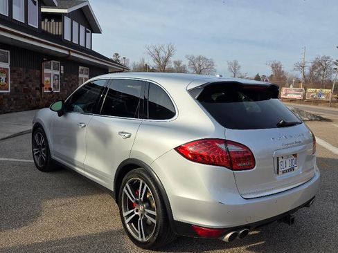 Used 2011 Porsche Cayenne Turbo image 5