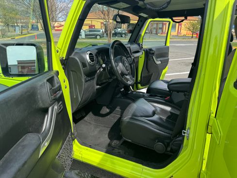 Used 2017 Jeep Wrangler Unlimited Rubicon w/ Connectivity Group image 8