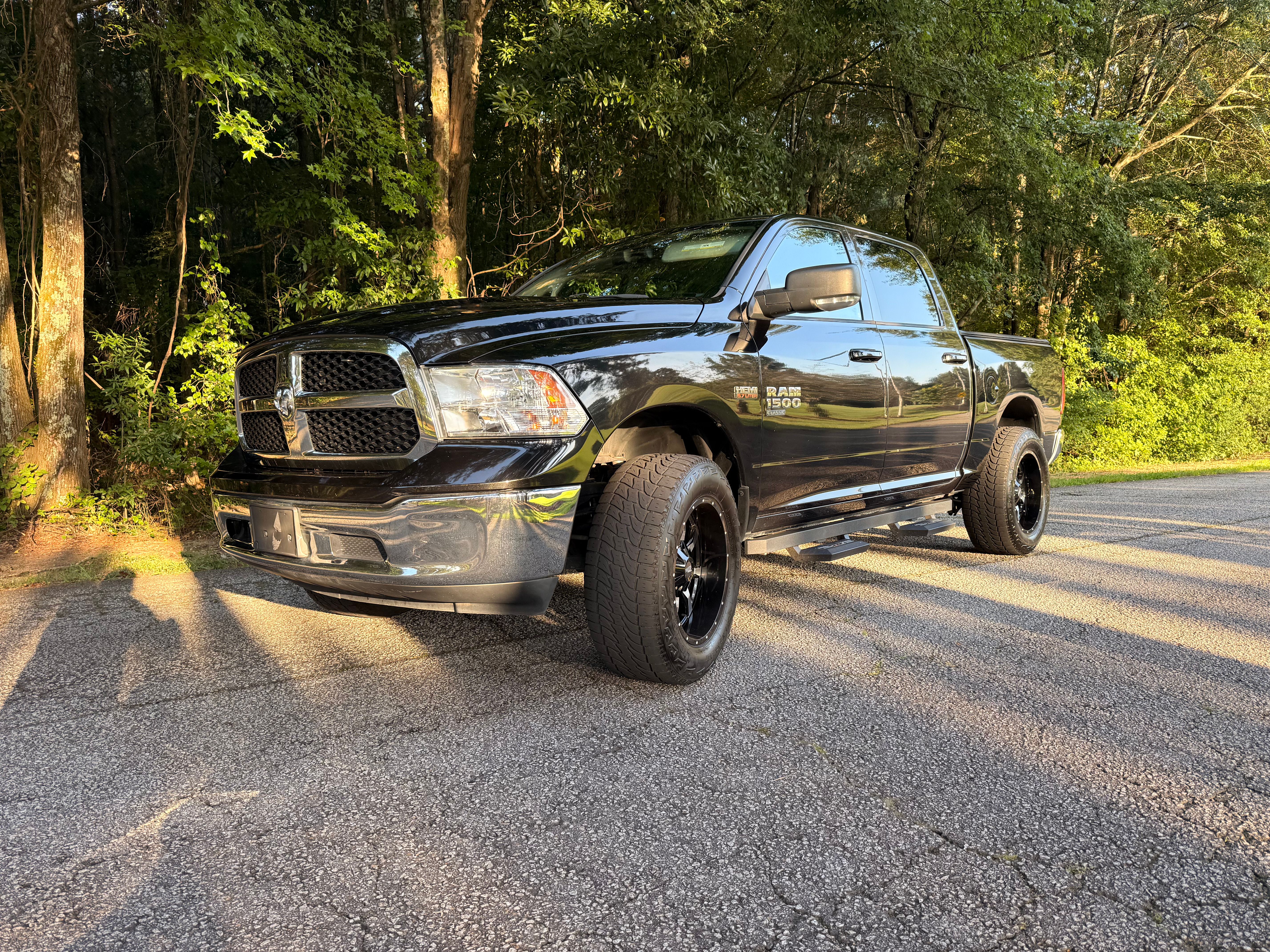 Used 2019 RAM 1500 Classic SLT w/ Luxury Group RWD image 2