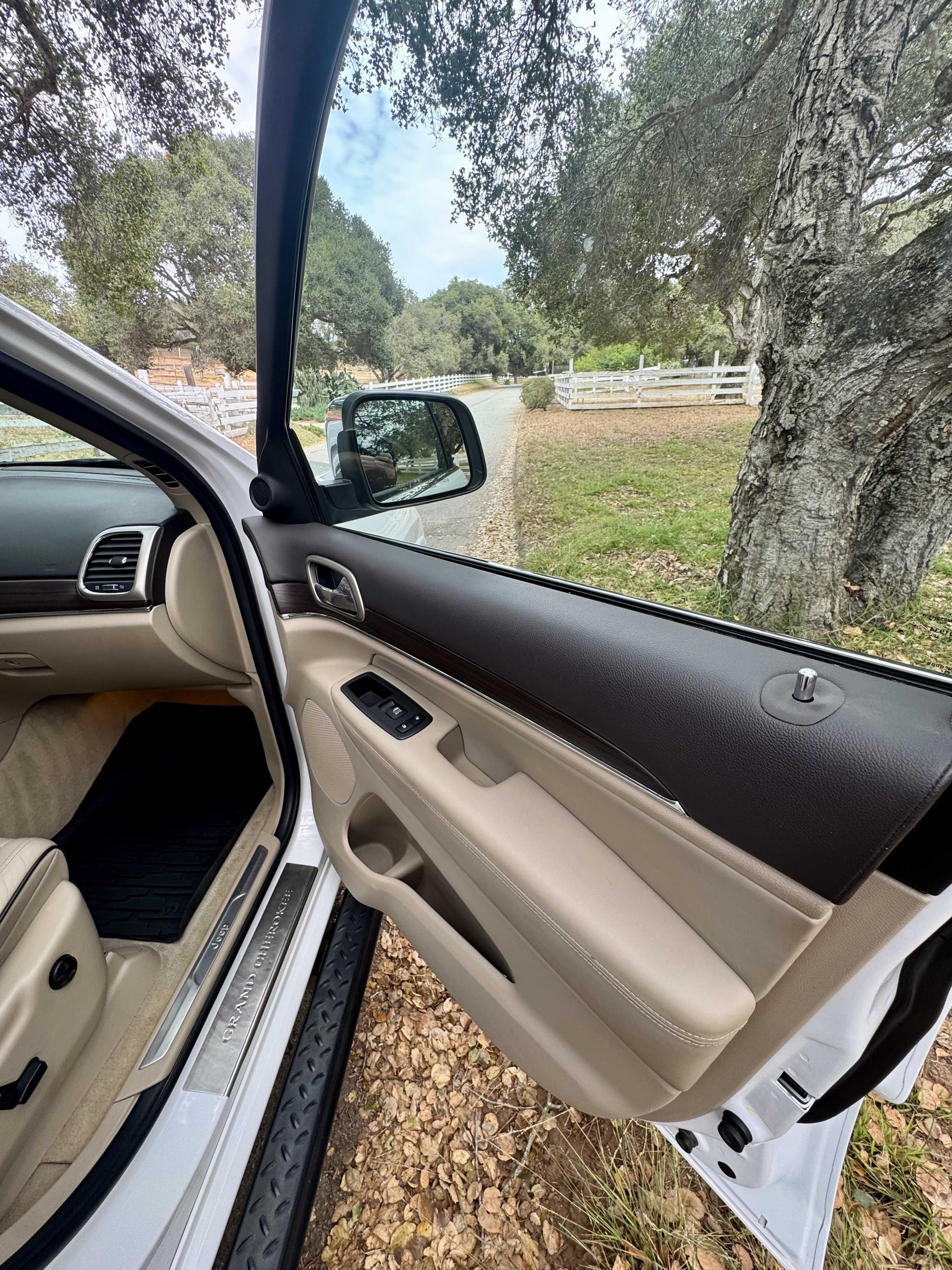 Used 2014 Jeep Grand Cherokee Overland w/ Advanced Technology Group AWD/4WD image 13