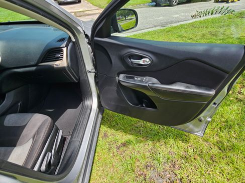 Used 2016 Jeep Cherokee Sport image 20