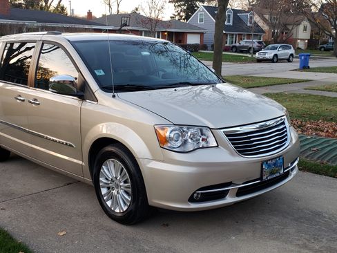 Used 2012 Chrysler Town & Country Limited w/ Luxury Group image 10