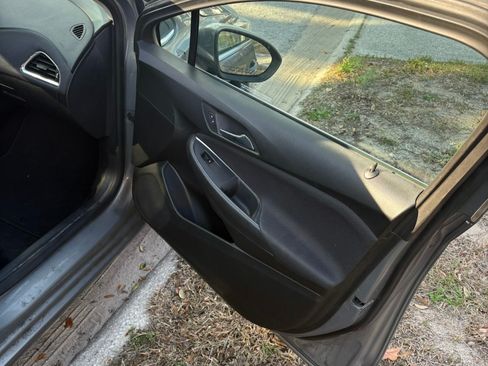 Used 2017 Chevrolet Cruze LT image 5