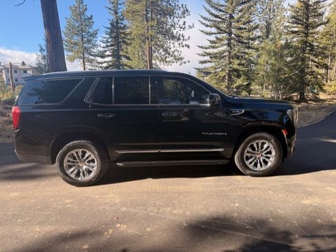 Used 2021 GMC Yukon SLT image 1