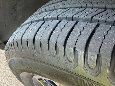 Used 2018 Dodge Grand Caravan SE FWD image 2