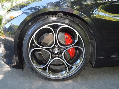 Used 2023 Alfa Romeo Giulia Veloce RWD image 12