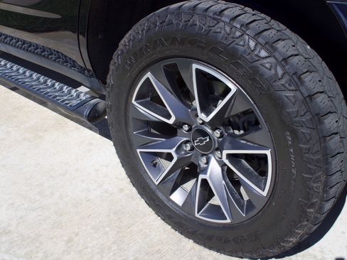 Used 2021 Chevrolet Tahoe Z71 w/ Luxury Package AWD/4WD image 20