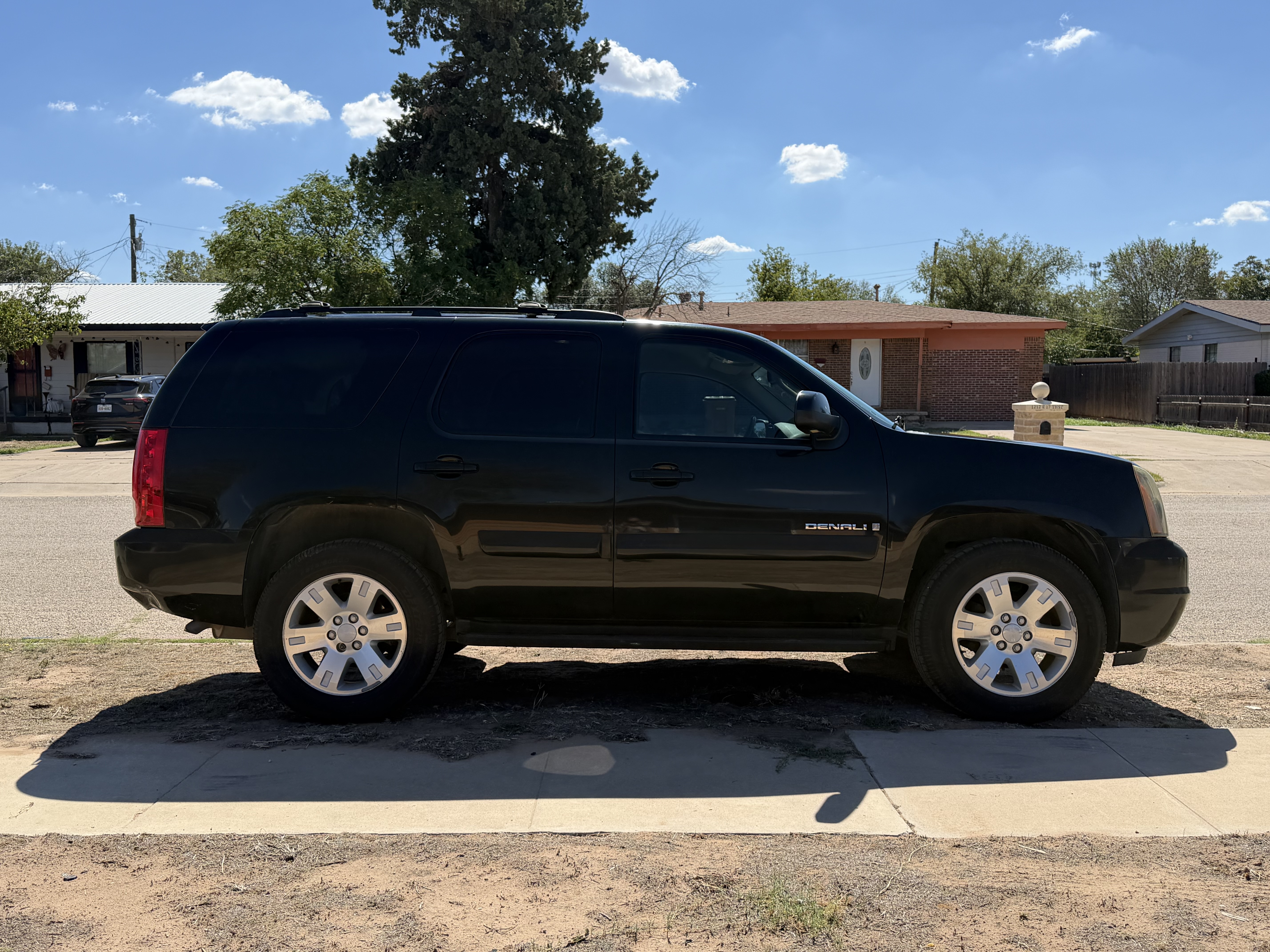 Used 2008 GMC Yukon SLT w/ SLT Preferred Equipment Group RWD image 1