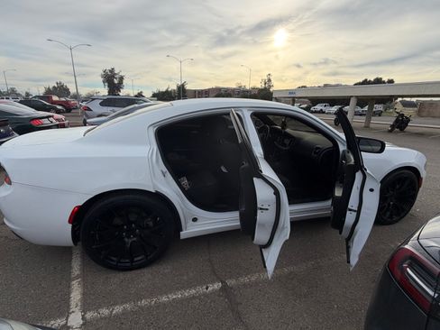 Used 2022 Dodge Charger SXT image 2