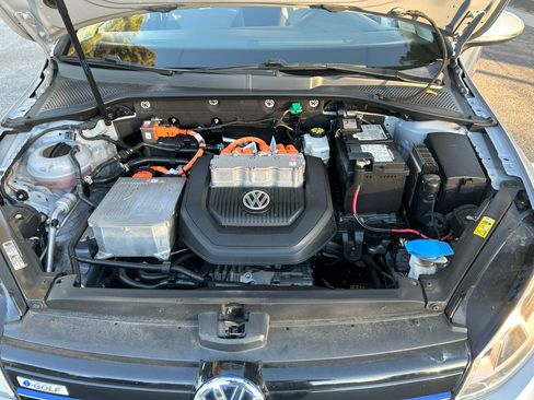 Used 2016 Volkswagen e-Golf SE w/ DC Fast Charging Package image 15