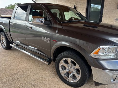 Used 2019 RAM 1500 Laramie AWD/4WD image 1