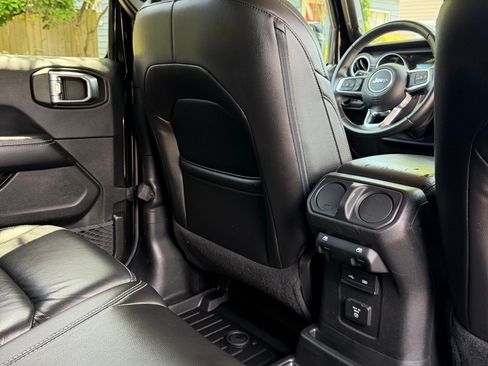 Used 2018 Jeep Wrangler Unlimited Sahara AWD/4WD image 17