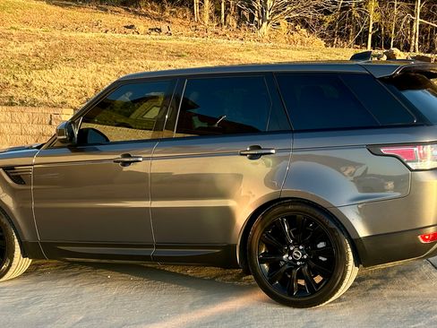 Used 2017 Land Rover Range Rover Sport SE image 1