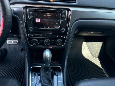 Used 2018 Volkswagen Passat 2.0T R-Line image 5