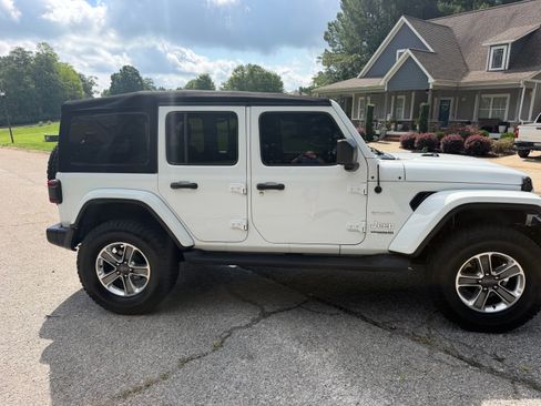 Used 2021 Jeep Wrangler Unlimited Sahara AWD/4WD image 6