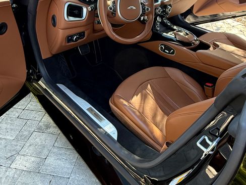 Used 2023 Aston Martin V8 Vantage Coupe RWD image 10