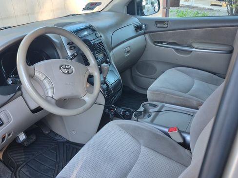 Used 2010 Toyota Sienna LE image 4