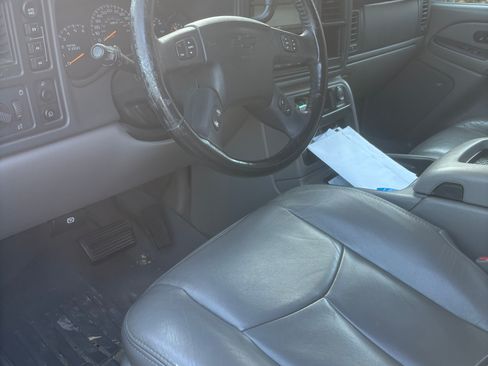 Used 2005 Chevrolet Avalanche Z71 w/ Preferred Equipment Group AWD/4WD image 10