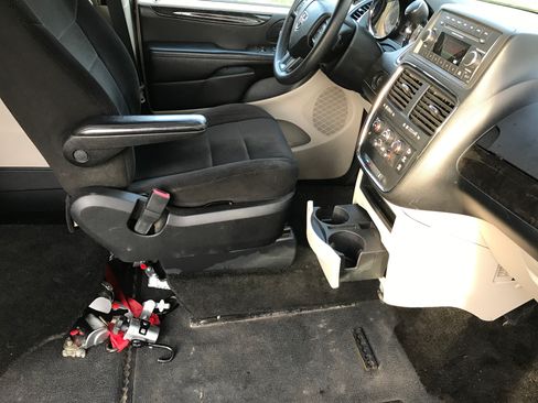 Used 2012 Dodge Grand Caravan SXT image 10