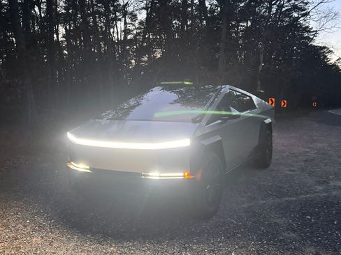 Used 2024 Tesla Cybertruck AWD Crew Cab image 10