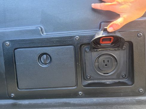 Used 2018 Toyota Tacoma TRD Sport w/ Technology Package image 9