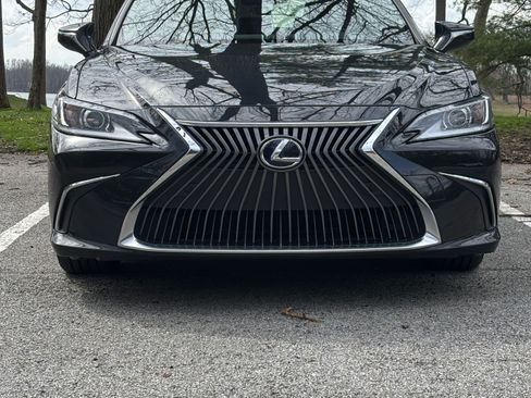 Used 2019 Lexus ES 300h image 2