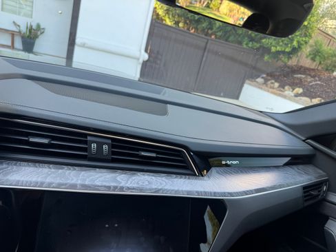 Used 2019 Audi e-tron Prestige w/ Prestige Package AWD/4WD image 8