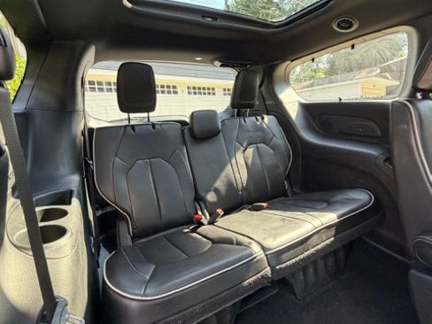 Used 2020 Chrysler Pacifica Limited w/ Advanced Safetytec Group FWD image 8