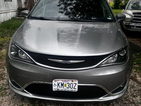 Used 2018 Chrysler Pacifica Touring-L image 5