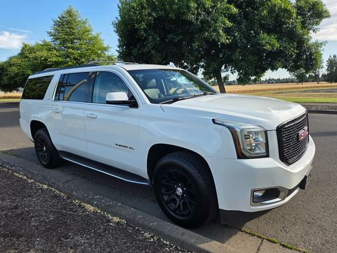 Used 2017 GMC Yukon XL SLT AWD/4WD image 1