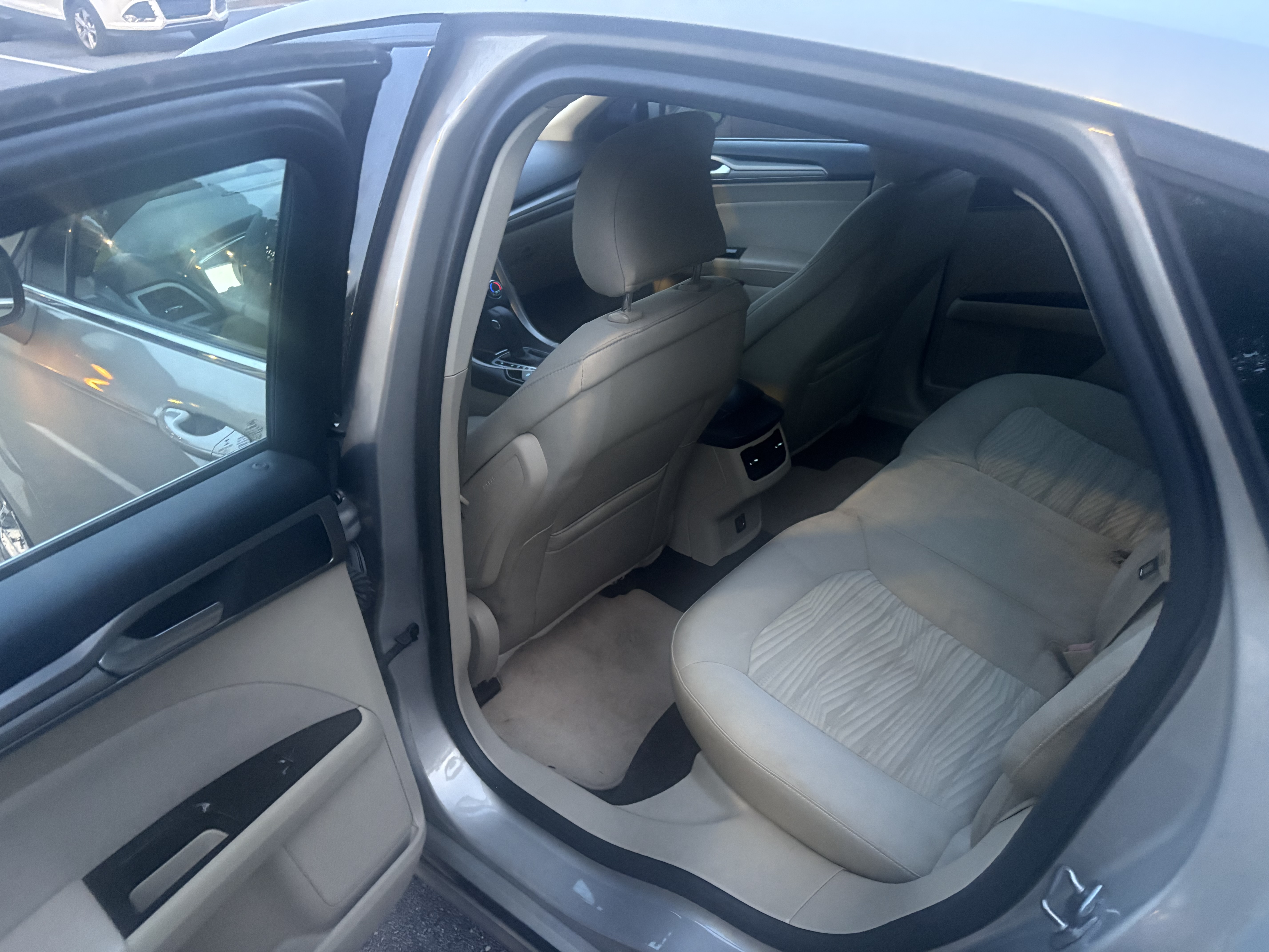 Used 2016 Ford Fusion SE FWD image 10