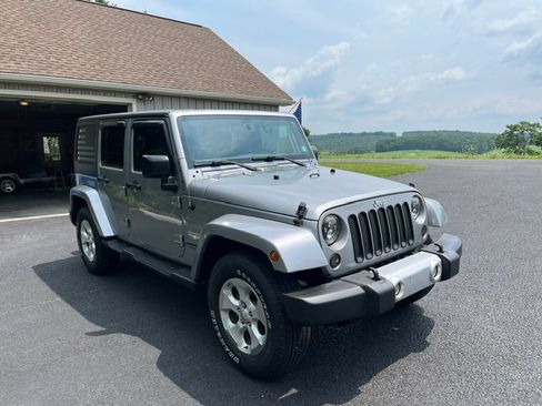 Used 2015 Jeep Wrangler Unlimited Sahara w/ Connectivity Group AWD/4WD image 10