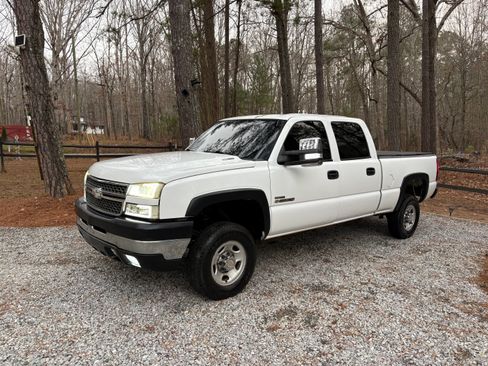 Used 2006 Chevrolet Silverado 2500 W/T w/ Heavy-Duty Power Package image 2