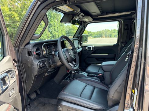 Used 2025 Jeep Wrangler Unlimited Rubicon w/ Convenience Group AWD/4WD image 12