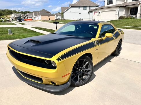 Used 2021 Dodge Challenger R/T Scat Pack w/ T/A Package RWD image 2