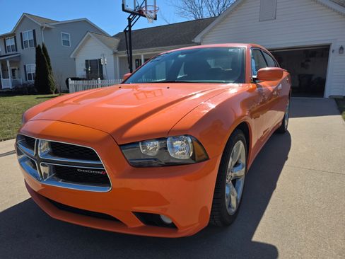 Used 2014 Dodge Charger SXT image 2