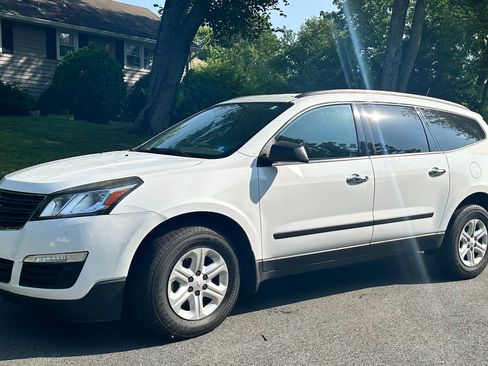 Used 2016 Chevrolet Traverse LS FWD image 1