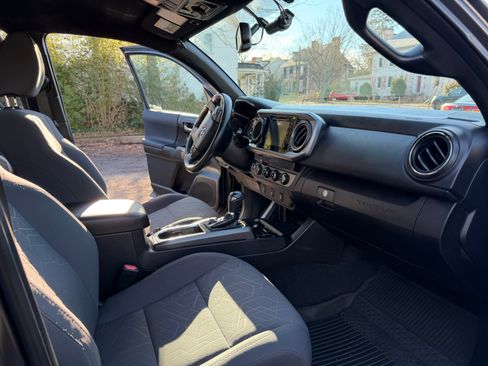 Used 2017 Toyota Tacoma TRD Off-Road w/ Tow Package (A/T) image 11