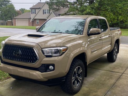 Used 2019 Toyota Tacoma TRD Sport w/ Technology Package image 1