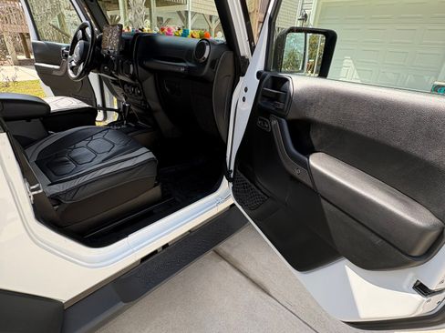 Used 2018 Jeep Wrangler Sport image 14