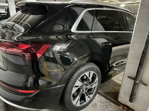 Used 2021 Audi e-tron Prestige w/ Prestige Package image 10