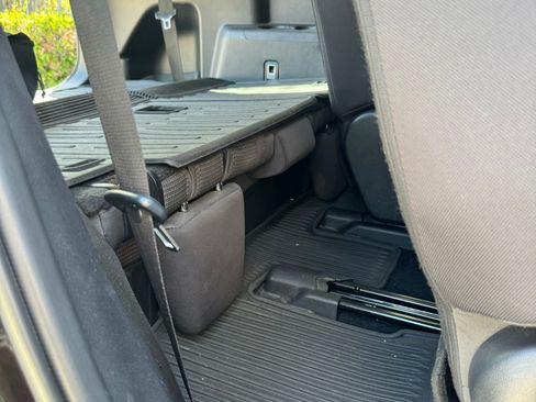 Used 2020 Toyota Highlander L FWD image 12